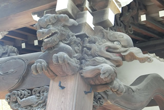 本堂向拝／獅子の彫刻